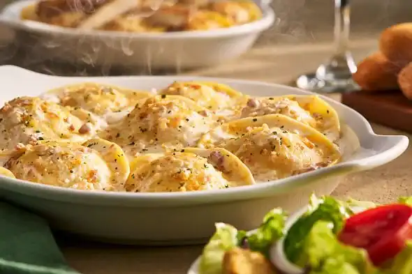 Creamy Ravioli Carbonara with crispy bacon and parmesan cheese in a rich Italian sauce