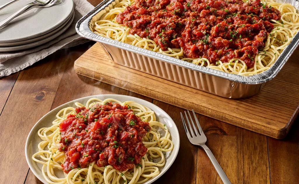 Spaghetti with Meat Sauce Family Meal Olive Garden spaghetti topped with homemade meat sauce, made from pan-seared beef and Italian sausage, serves 4 to 6.